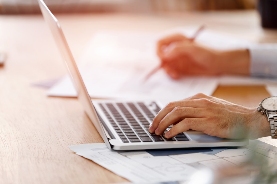 上海勞動合同糾紛律師揭秘：勞動合同中的保險和福利待遇